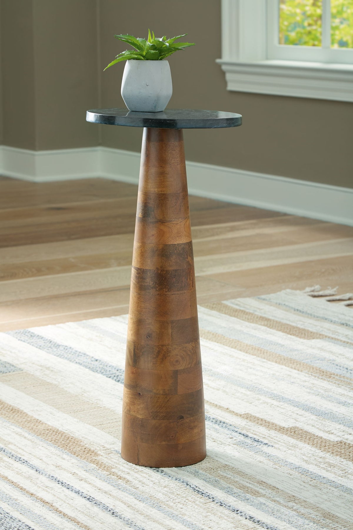 Quinndon - Accent Table - Brown / Black