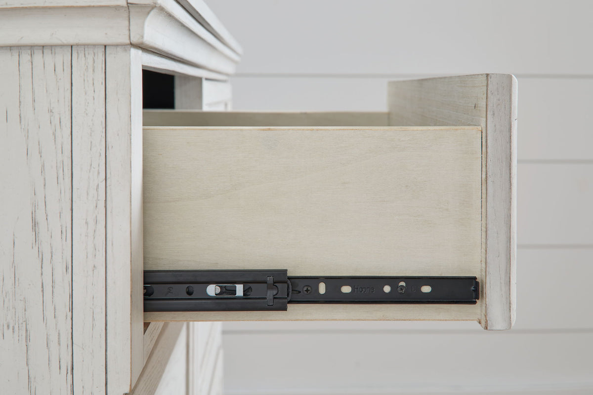 Robbinsdale - Five Drawer Chest - Youth - Antique White